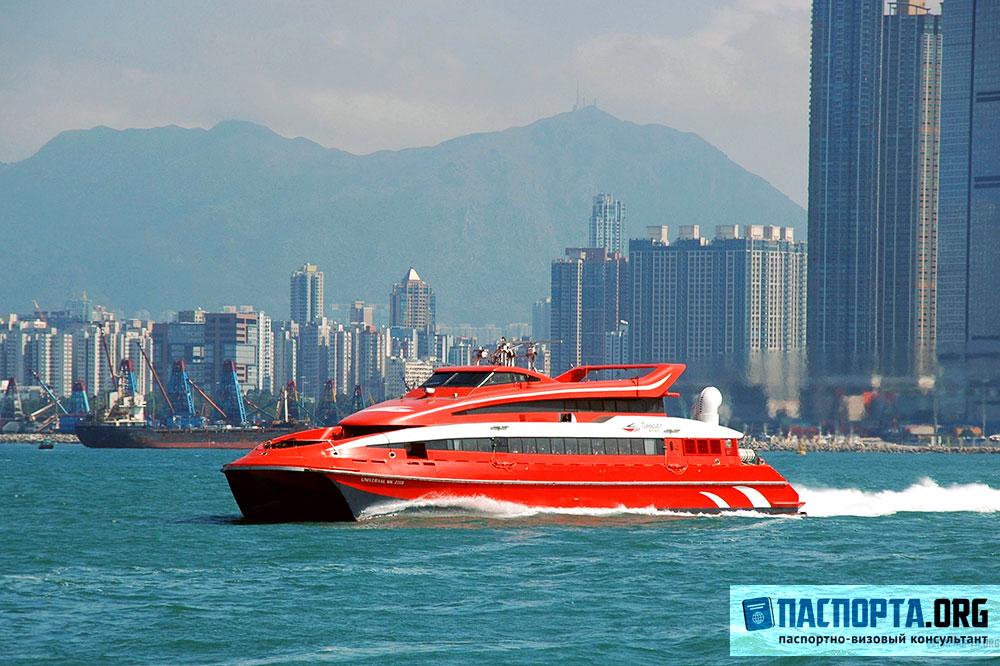 Между Гонконгом и Макао курсирует несколько паромов, самые популярные — это TurboJet и Cotai Water Jet.