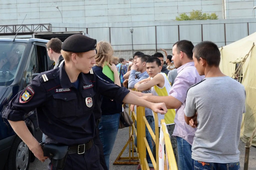 Как происходит депортация иностранцев из России?